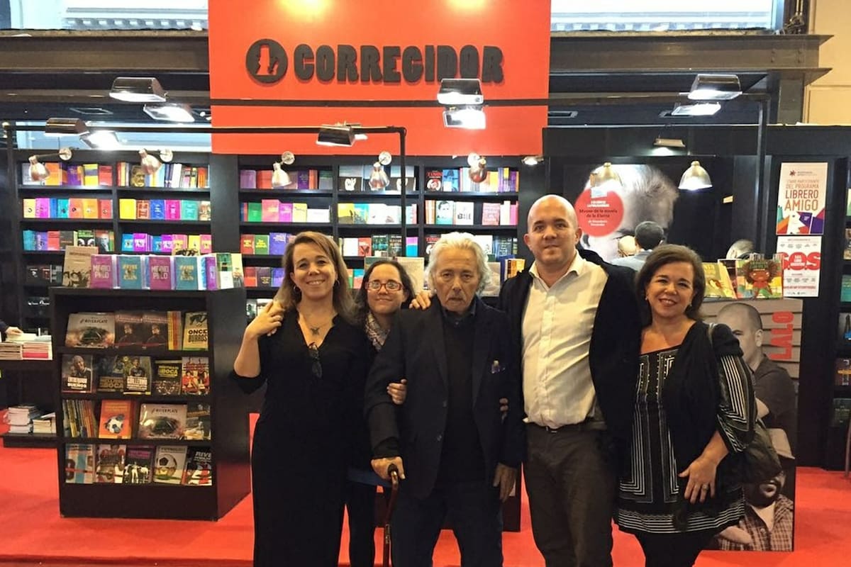 Manuel Pampín, fundador de Corregidor, y sus cuatro hijos en la Feria del Libro de Buenos Aires