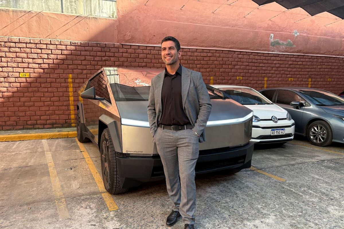 Manuel Quintar, diputado de La Libertad Avanza, posa junto con su auto Tesla