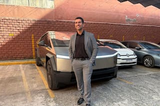 El Tesla del diputado llegó de Miami en barco, visitó el Congreso sin patente y va a Jujuy en grúa