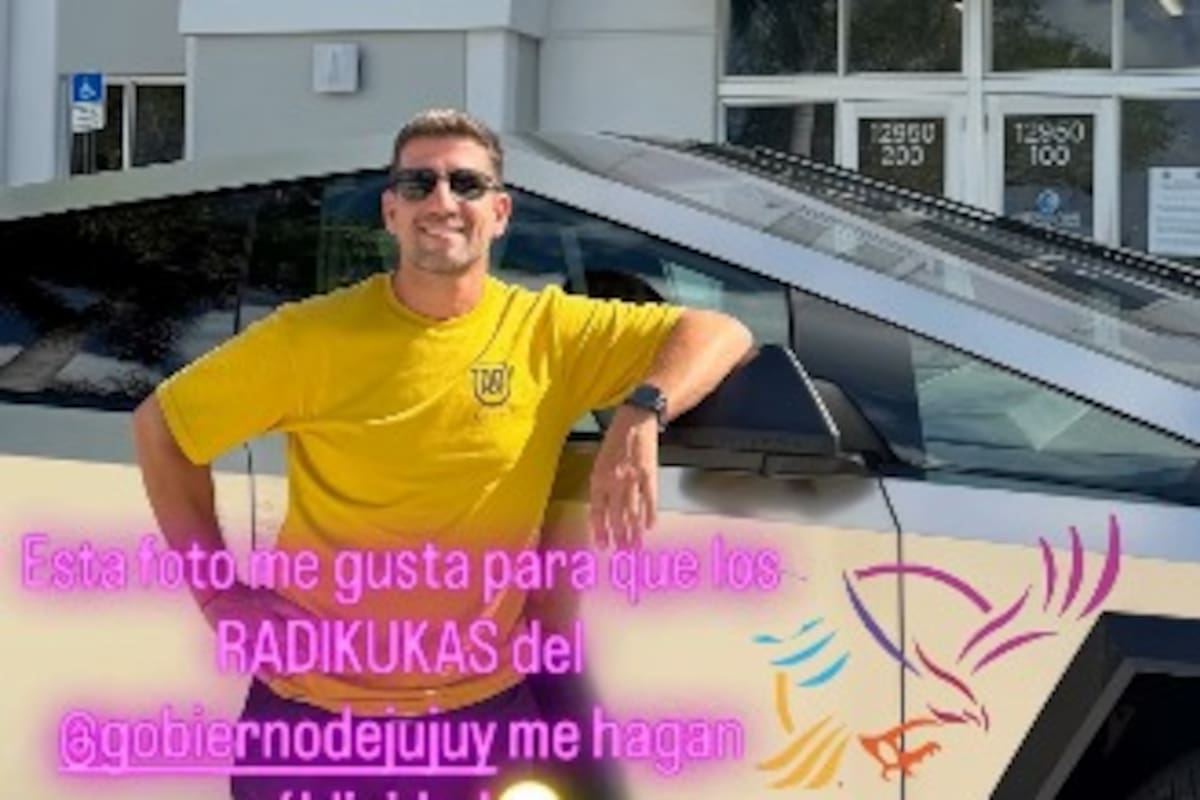 Manuel Quintar, junto a su camioneta eléctrica Tesla