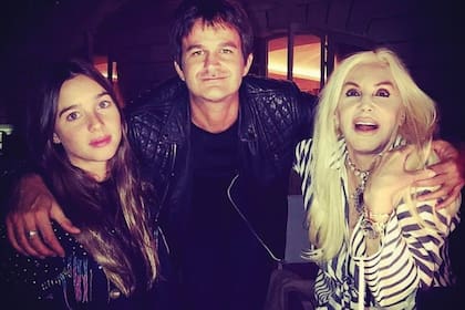 Manuel Sarrabayrouse con Lucía Celasco y Susana Giménez en un cumpleaños de la diva.