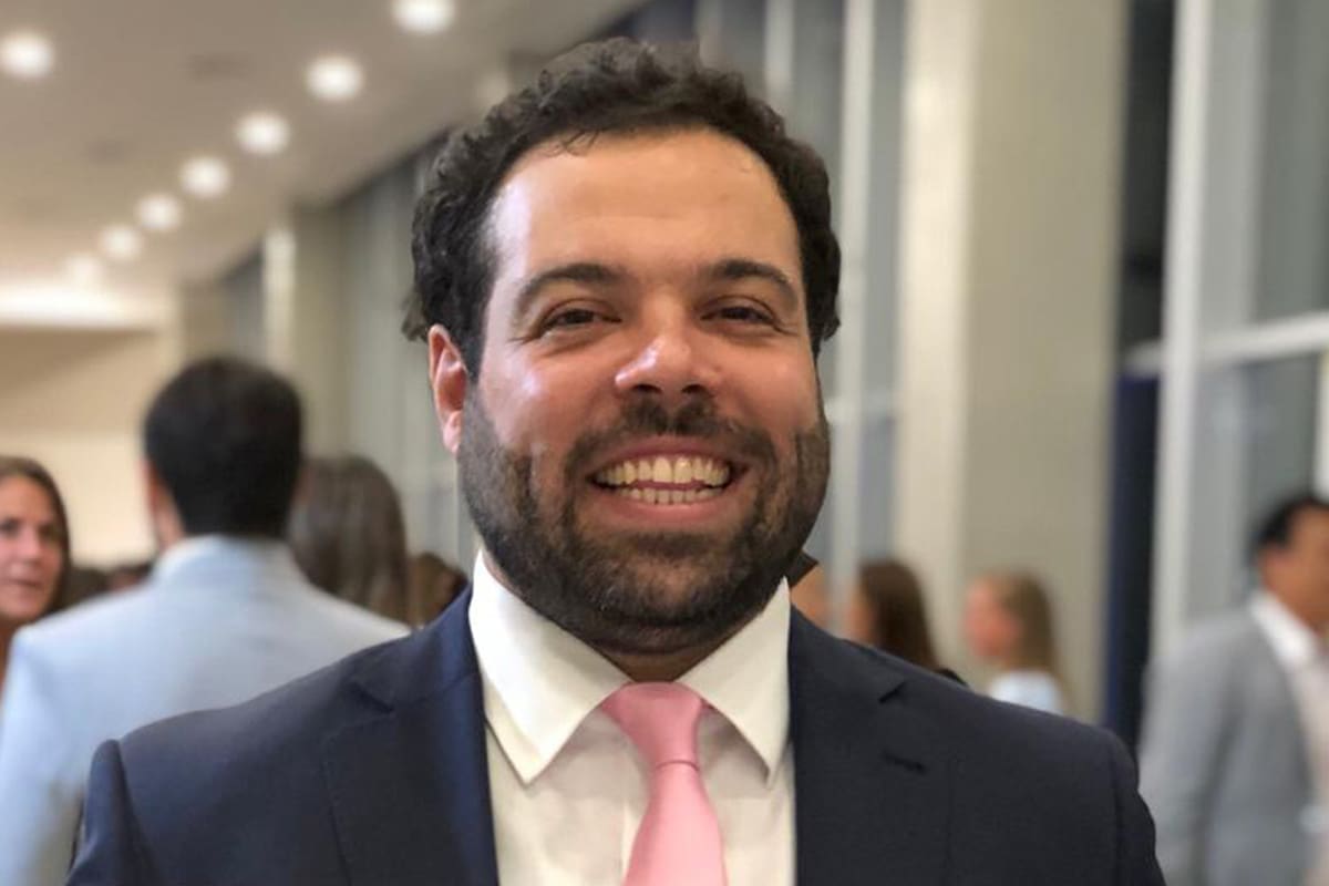 Manuel Troncoso y sus libros Liminal y Flor Artificial