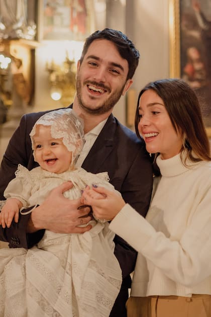 Manuel y Lucía Celasco (hijos de Eduardo y Mercedes Sarrabayrouse), los hermanos mayores de la beba, están felices y orgullosos de ser los padrinos de bautismo.