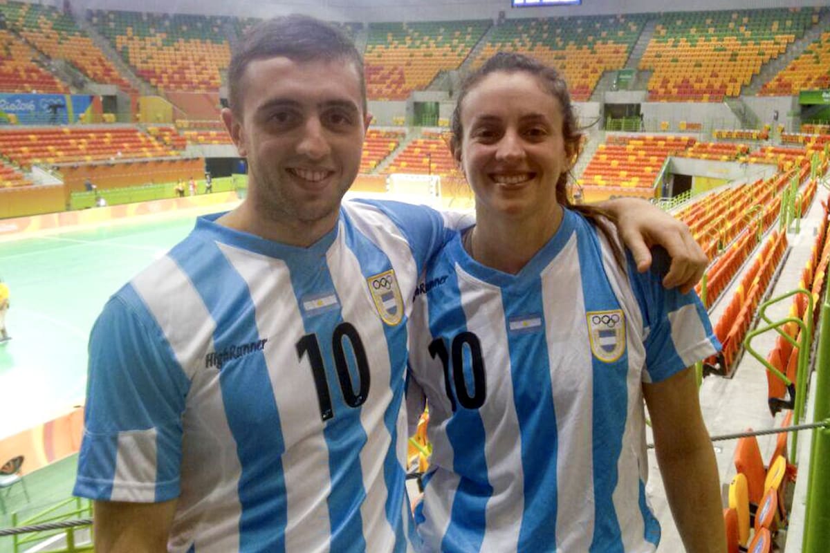 Manuel y Victoria comparten el amor por la camiseta