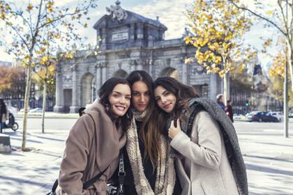 Manuela del Campo, Jennifer Damiano y Jana Gómez encarnaron el mismo papel en la Argentina, Estados Unidos y España, el de una joven vulnerable que solo quiere ser "casi normal"