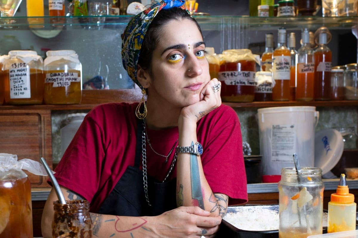 Manuela Donnet rodeada de sus productos caseros