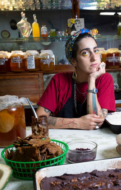 Manuela Donnet rodeada de sus productos caseros