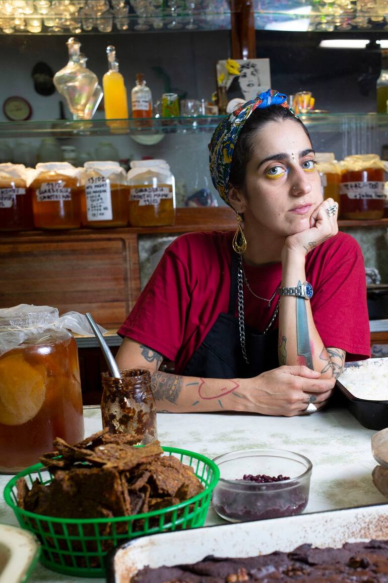 Manuela Donnet rodeada de sus productos caseros