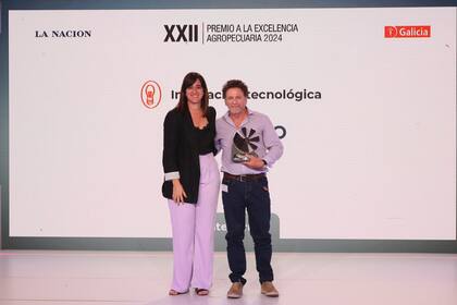 Manuela Fuertes, gerenta de Ventas Multiplataforma de LA NACION, y Andrés Wigdorovitz, director científico de Bioinnovo: Mejor Innovación Tecnológica