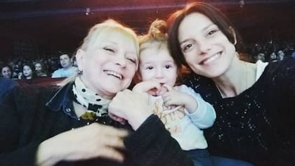 Manuela Pal con su madre y su hija