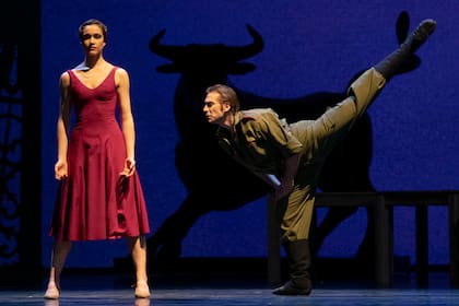 Manuela Rodríguez Echenique, bien plantada como Carmen frente a Don José, interpretado por Federico Fernández