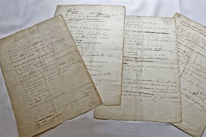 Manuscrito del poema “Marcha triunfal”