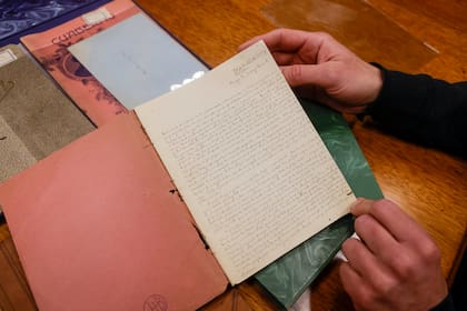Manuscritos de cuentos de Jorge Luis Borges que adquirió en una subasta Alejandro Roemmers y se guardan en una caja de seguridad de una escribanía en el centro porteño