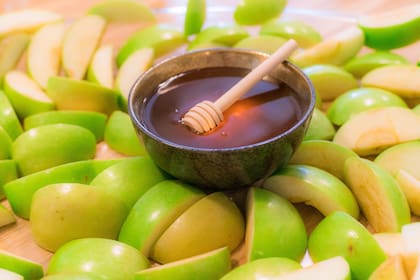 Manzana con miel, la tradición de Rosh Hashaná, para asegurar la dulzura del nuevo año judío.