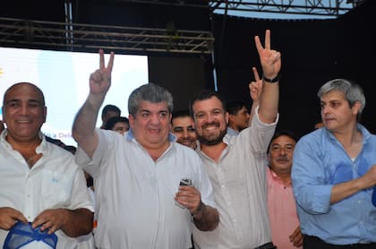 Manzur, con Serra padre e hijo, el 6 de marzo, en Monteros, durante la presentación de la lista oficialista para legisladores por el Oeste