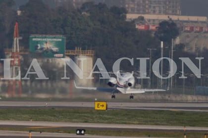 El despegue del avión sanitario, con Manzur a bordo