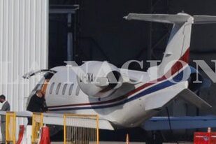 Manzur aborda el avión sanitario de Tucumán, esta mañana, en Aeroparque