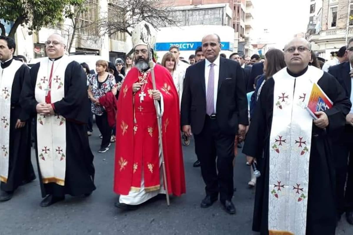 Manzur encabeza la procesión por el centenario de la fundación de la Iglesia Maronita en Tucumán, junto al sacerdote Chaine Charbel y al superior de la Orden Libanesa Maronita, Naamtalah Hachem