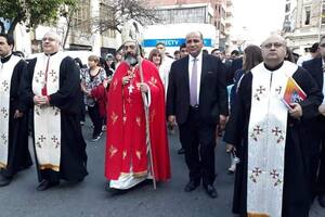 Manzur encabeza la procesión por el centenario de la fundación de la Iglesia Maronita en Tucumán, junto al sacerdote Chaine Charbel y al superior de la Orden Libanesa Maronita, Naamtalah Hachem