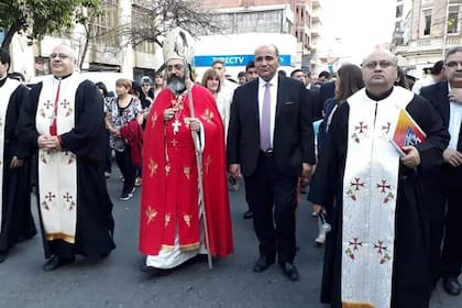 Manzur encabeza la procesión por el centenario de la fundación de la Iglesia Maronita en Tucumán, junto al sacerdote Chaine Charbel y al superior de la Orden Libanesa Maronita, Naamtalah Hachem