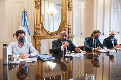 Manzur escoltado por Cafiero y "Wado" de Pedro, en la primera reunión de Gabinete
