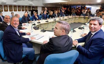 Manzur, Schiaretti, Pichetto y U?ac, en la cabecera de la mesa compartida con Alicia Kirchner, Insfrán y Verna, entre otros