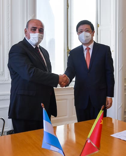 El jefe de Gabinete, Juan Manzur junto al Embajador Extraordinario y Plenipotenciario de la República Popular China en Argentina, Zou Xiaoli. Una reunión de la que no se conocieron detalles.