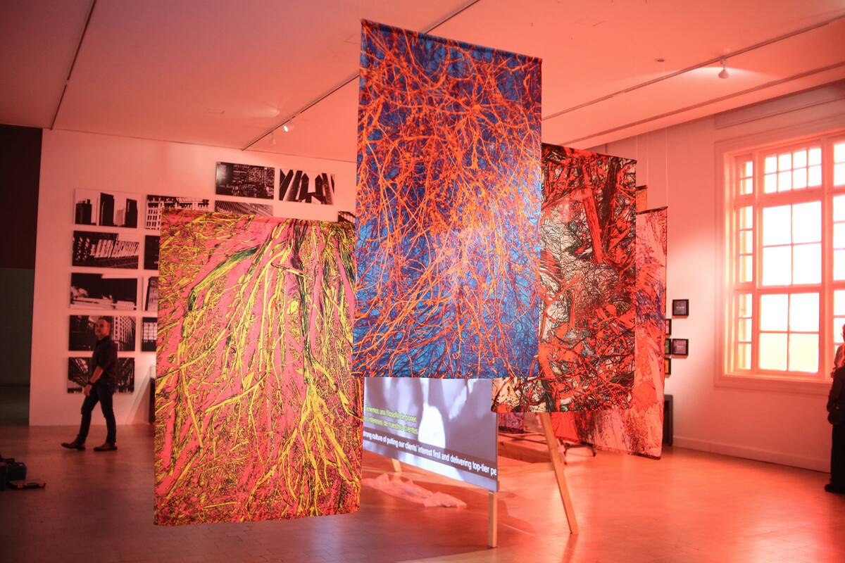 Mapas de genomas, selfies de la IA y torres de centros financieros, algunos de los paisajes que presenta el artista Max de Esteban en la muestra que inaugura mañana en Muntref