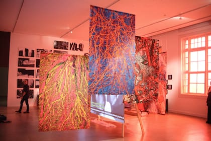 Mapas de genomas, selfies de la IA y torres de centros financieros, algunos de los paisajes que presenta el artista Max de Esteban en la muestra que inaugura mañana en Muntref