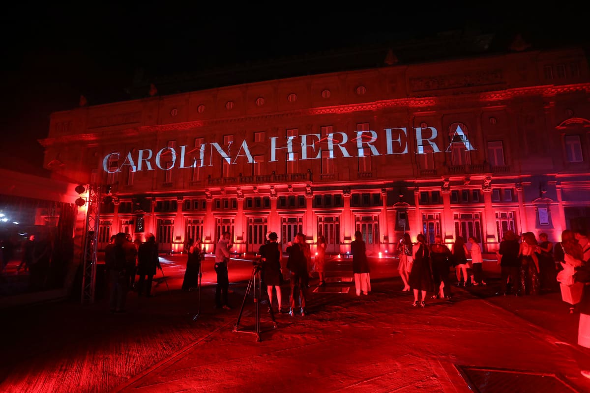 Mapping de Carolina Herrera en la fachada del Teatro Colón
