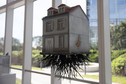 Maqueta de "Pulled by The Roots" (2015), una casa con raíces que parece haber sido arrancada de su sitio como un árbol