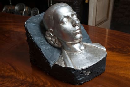 Mascarilla original de Eva Perón, en el taller de Juan Carlos Pallarols hijo