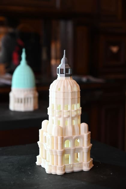 Maquetas de dos cúpulas que sobresalen en la Avenida de Mayo: la del Congreso Nacional y la del Palacio Barolo