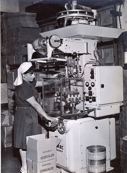 Máquina antigua para la producción de garrapiñadas.