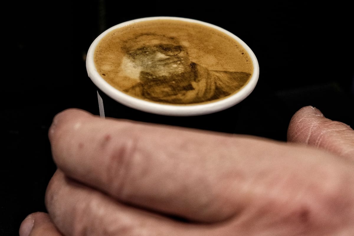 Maquina de café que imprime tu foto con tinta comestible. en el ejemplo con retrato del fotògrafo Marcos Zimmerman.