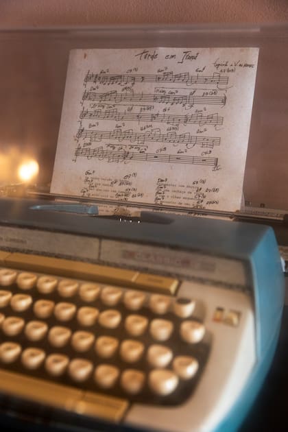 Máquina de escribir y partitura en la casa de Vinicius de Moraes.