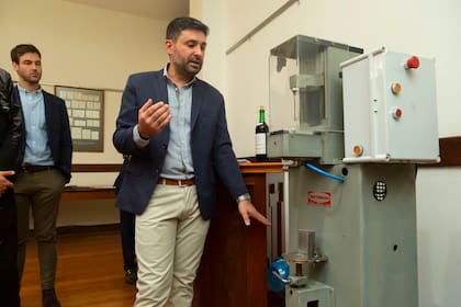 Máquina para reencorchar botellas, en la clínica de reencorche de Bodegas López