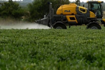 Maquinaria fumigando con herbicida. En la produccion de cultivo convencional se utiliza el glifosato.