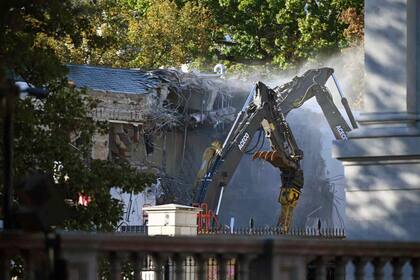 Maquinaria pesada derriba una sección del Ala Este de la Casa Blanca