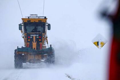 Máquinas de Vialidad Provincial despejan la nieve en las rutas de Santa Cruz