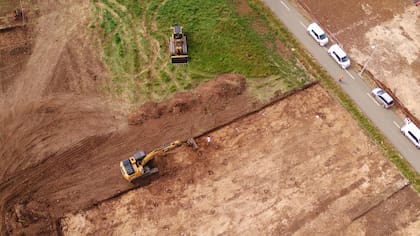 Máquinas excavadoras desentierran el asentamiento situado en Francia, en la época merovingia (Inrap)