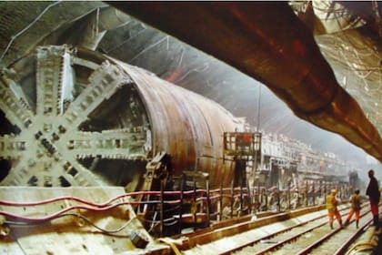 Máquinas y hombres trabajaron mancomunadamente durante más de tres años para concretar una proeza de la ingeniería moderna llamada Eurotúnel