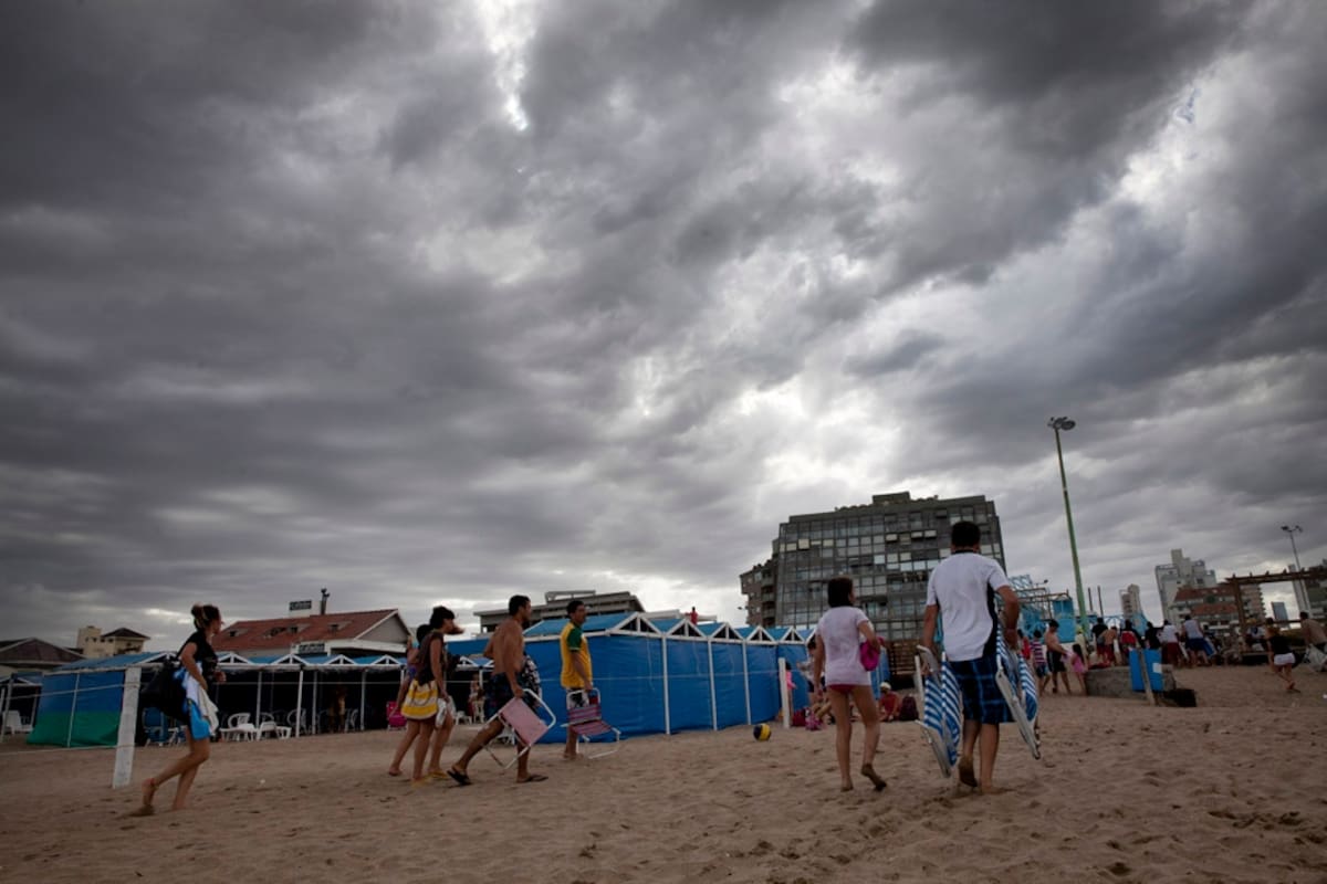 mar agua playa verano temporada gente arena lluvia clima tiempo costa atlántica Pinamar