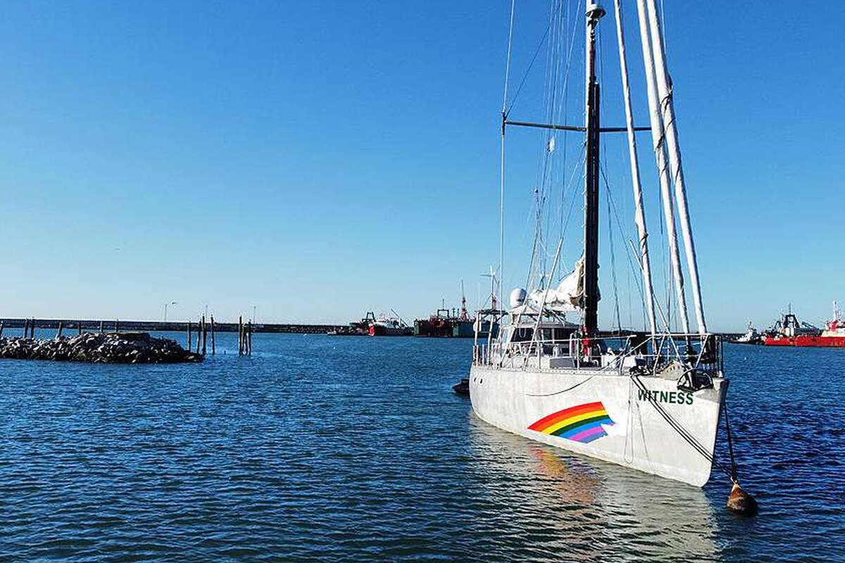 Mar Argentino: un velero de Greenpeace se acercó a una zona de exploración offshore de Equinor, YPF y Shell e intervino la Prefectura