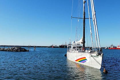 Mar Argentino: un velero de Greenpeace se acercó a una zona de exploración offshore de Equinor, YPF y Shell e intervino la Prefectura