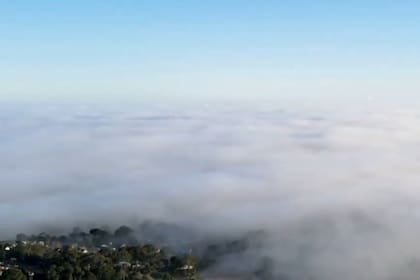 Un fenómeno natural ocurrido en Australia se hizo viral en las redes sociales cuando las colinas de la ciudad de Adelaida quedaron cubiertas bajo un inusual manto de niebla que atrapó parte del área metropolitana
