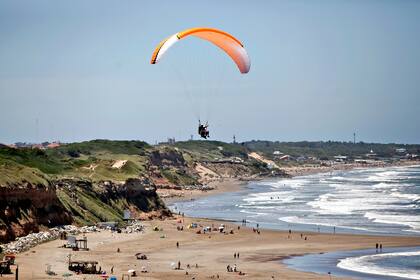 Mar del Plata desde el aire. Vuelos en parapente desde los acantilados