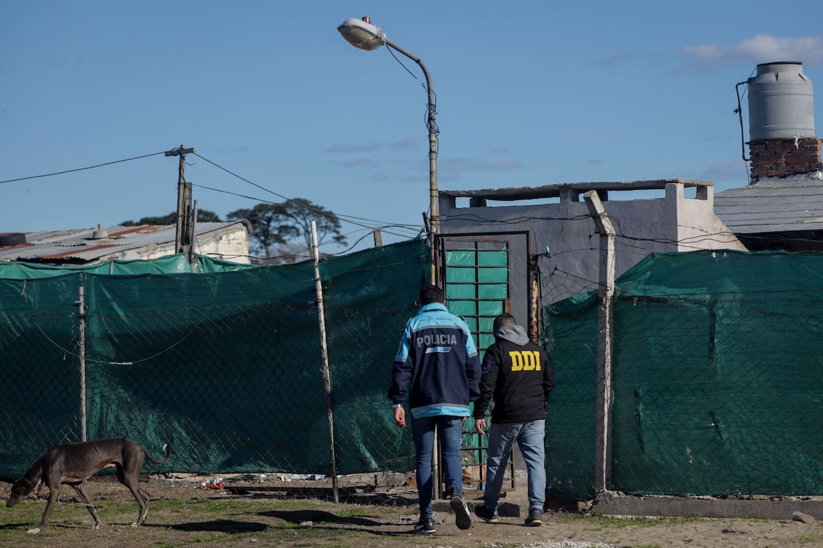 Mar del Plata: Dos hombres fueron asesinados hoy en la ciudad de Mar del Plata, y los investigadores buscaban determinar si los homicidios se produjeron durante una pelea vinculada a la venta de drogas, informaron fuentes policiales y judiciales.