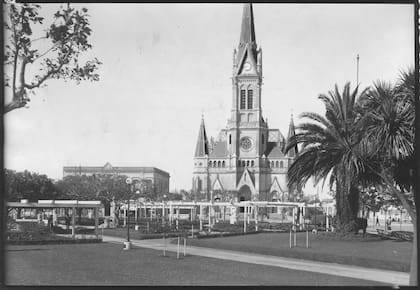 Mar del Plata en el año 1933. La plaza Luro había sido provista de elegantes pérgolas que le daban las características de un moderno rosedal.
