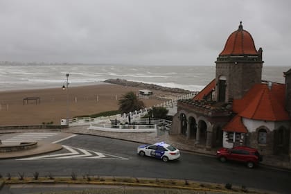 Mar del Plata volvió a Fase 1 con muchos controles y sin turismo en este fin de semana extralargo, marcado por el frío y la lluvia